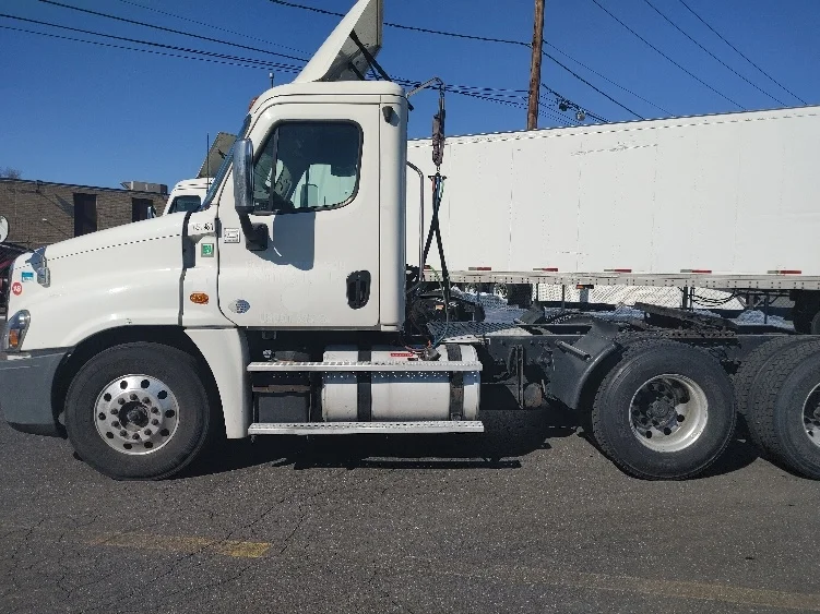 2016 Freightliner Cascadia - image 4