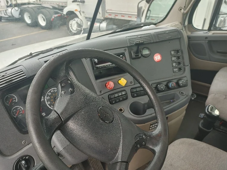 2016 Freightliner Cascadia - image 10