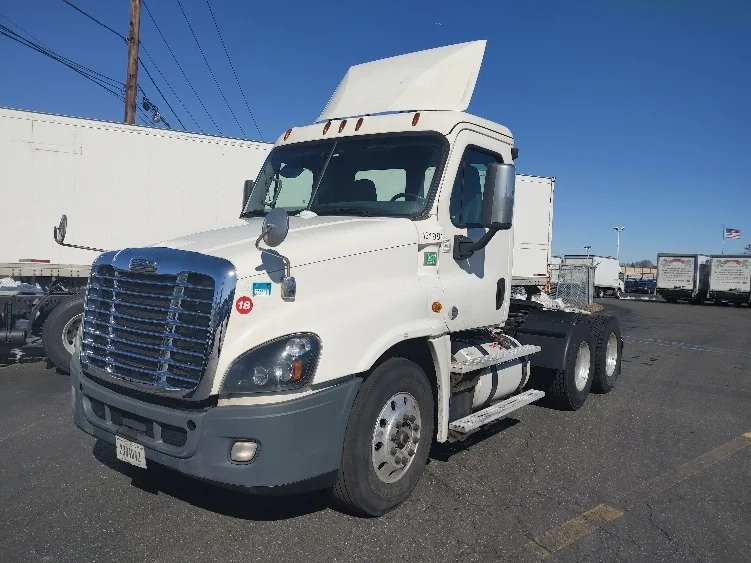 2016 Freightliner Cascadia - image 3