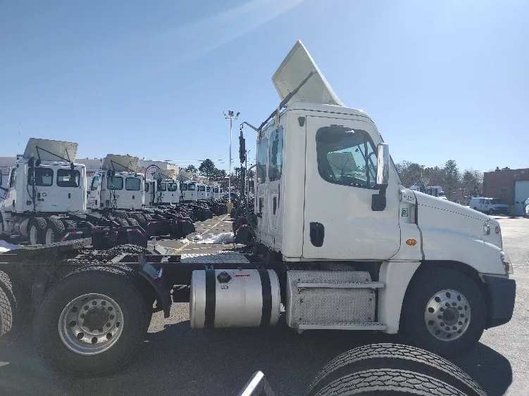 2016 Freightliner Cascadia - image 8