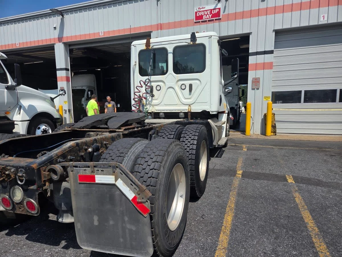 2019 Freightliner Cascadia in Allentown, PA — photo 4