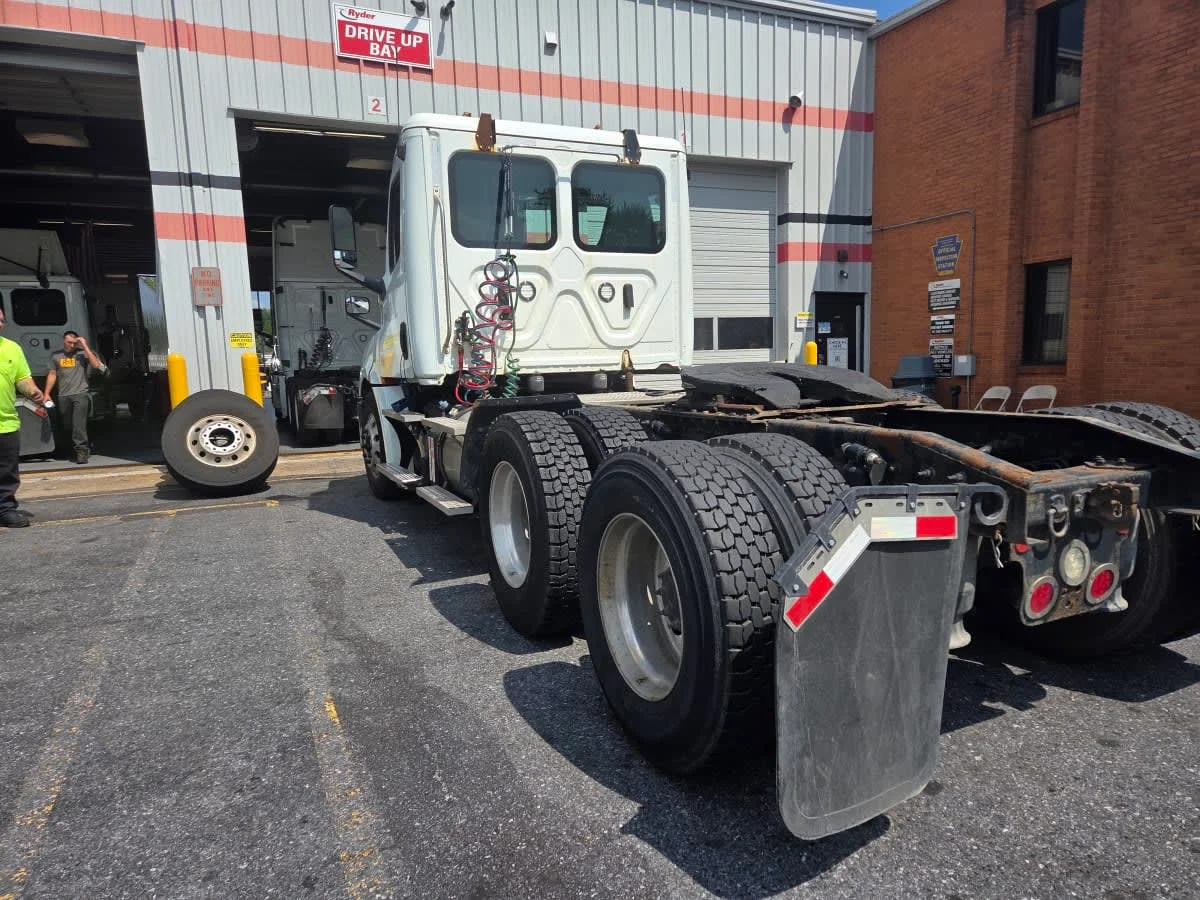 2019 Freightliner Cascadia - image 6