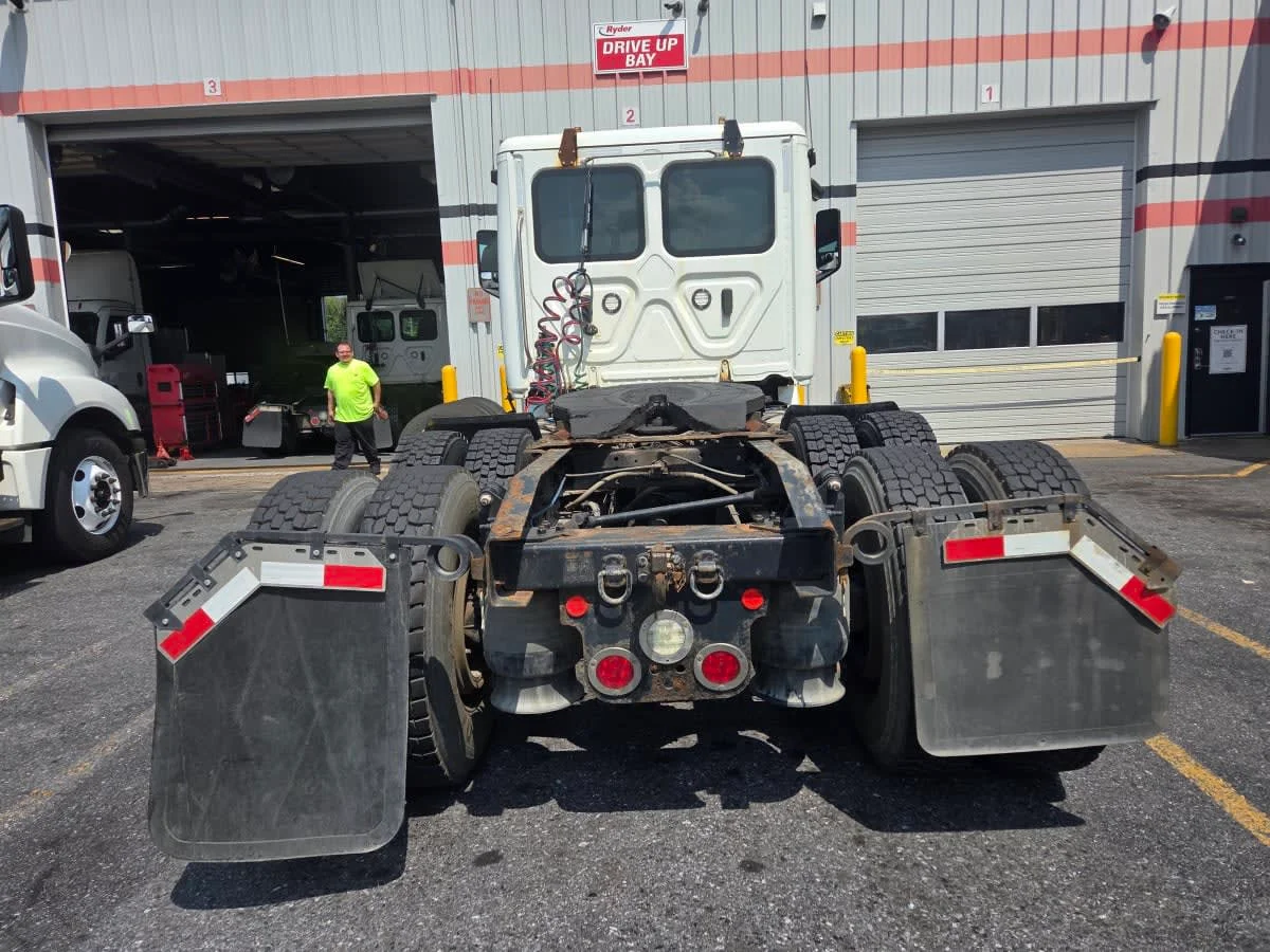 2019 Freightliner Cascadia in Allentown, PA — photo 5