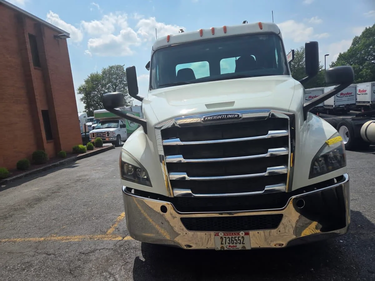 2019 Freightliner Cascadia in Allentown, PA — photo 2