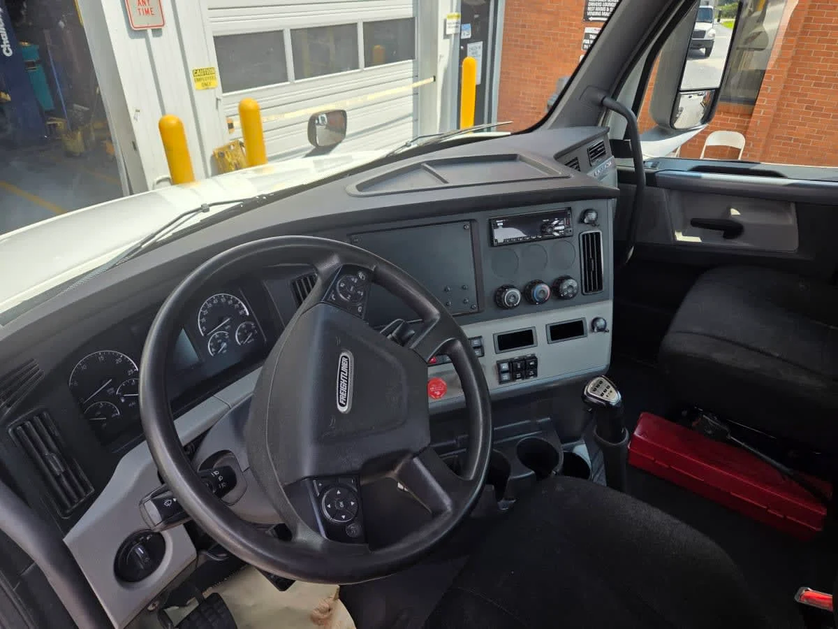 2019 Freightliner Cascadia in Allentown, PA — photo 7