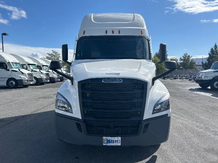 2021 Freightliner Cascadia - image 2