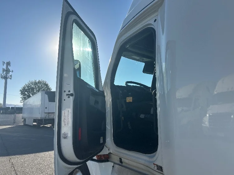 2021 Freightliner Cascadia - image 9