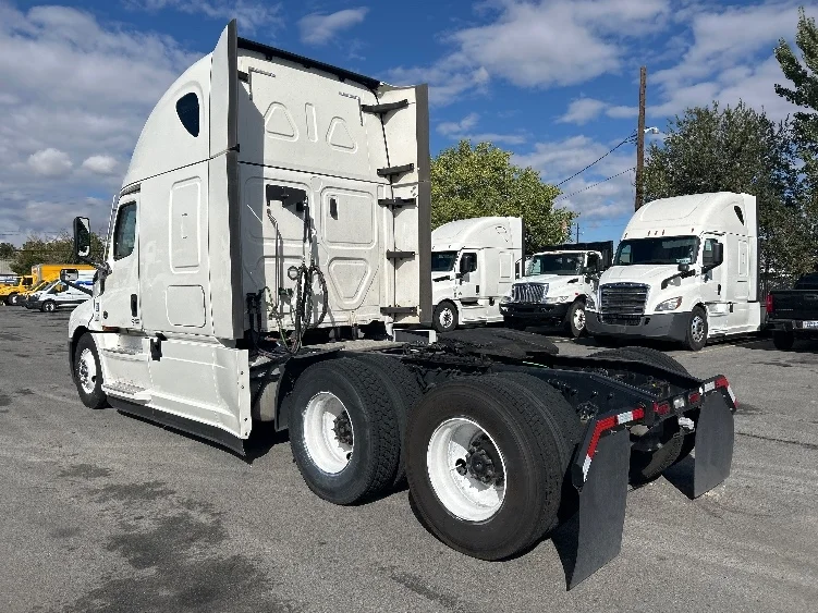 2021 Freightliner Cascadia - image 5