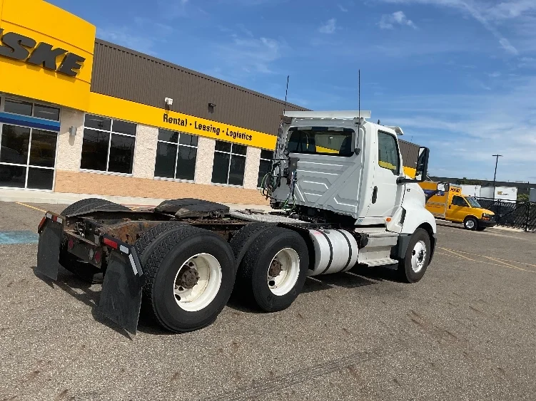 2018 International LT - image 7