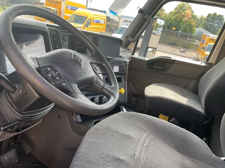 2018 International LT - image 9