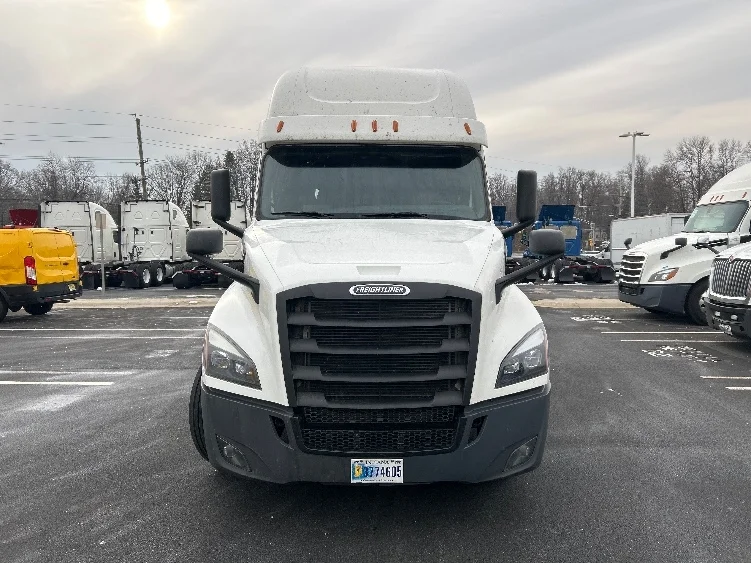 2020 Freightliner Cascadia in Monmouth Junction, NJ — photo 2