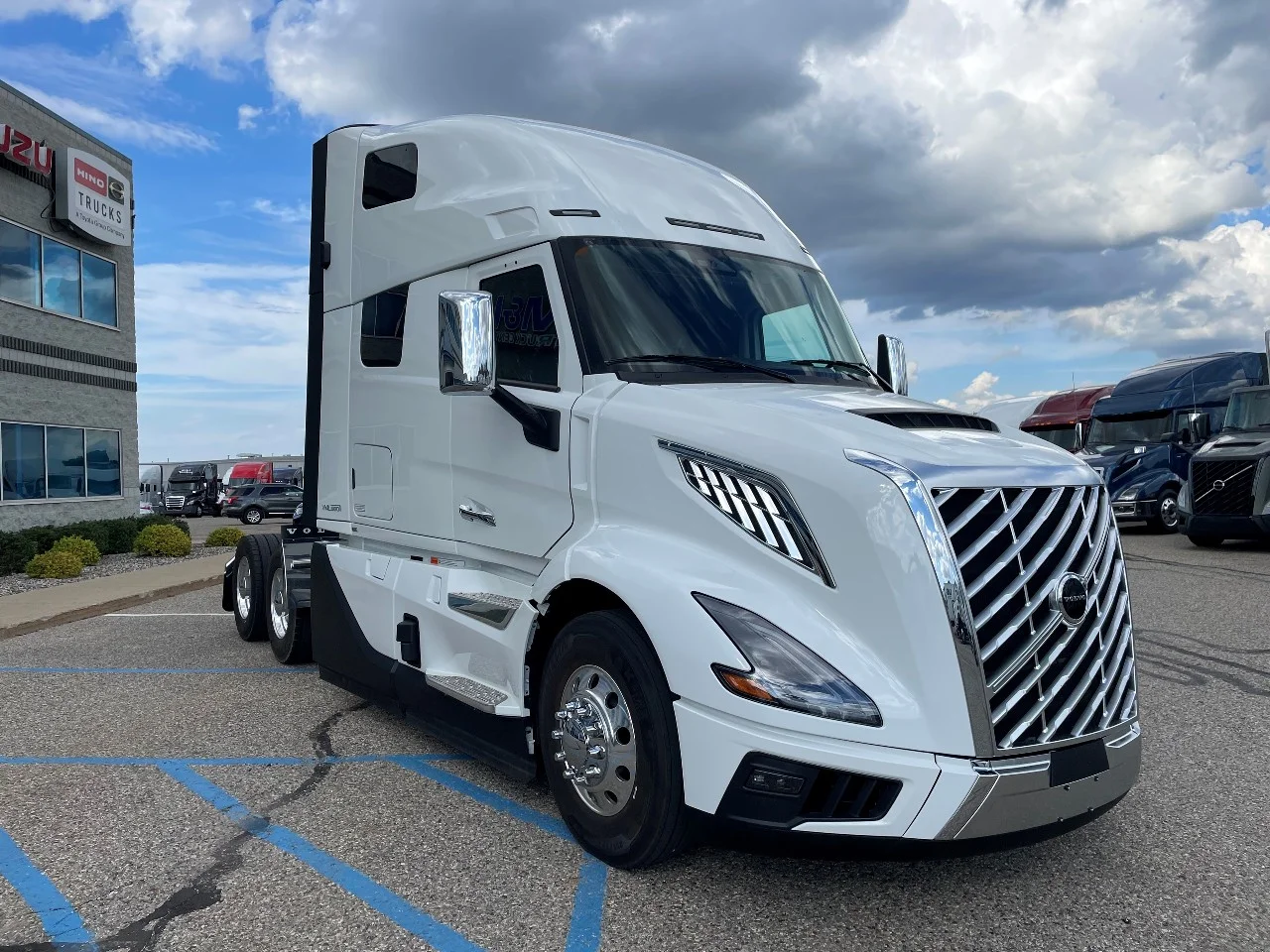 2025 Volvo VNL 660 in Byron Center, MI — photo 2
