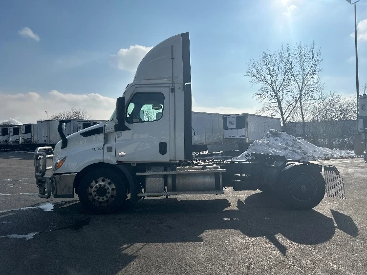 2020 Freightliner Cascadia in La Porte, IN — photo 4