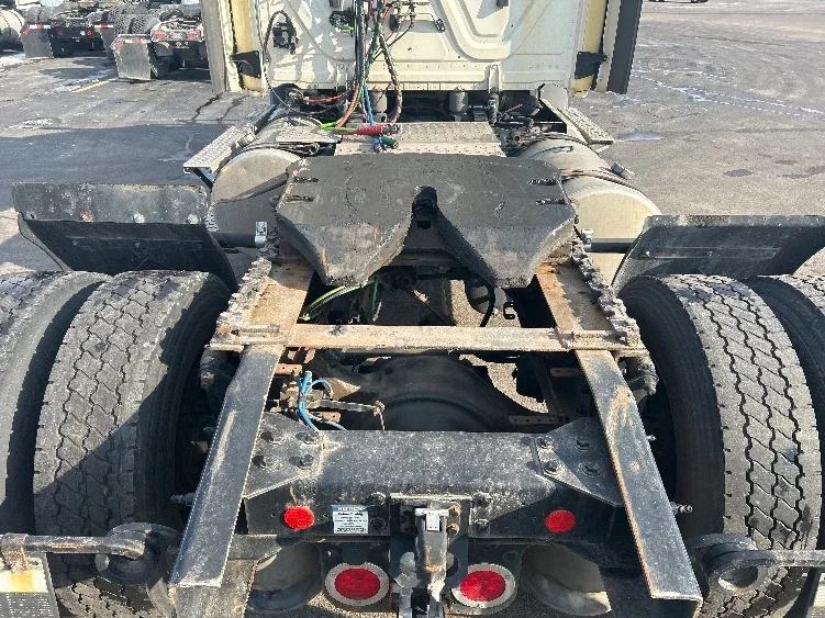 2020 Freightliner Cascadia in La Porte, IN — photo 6