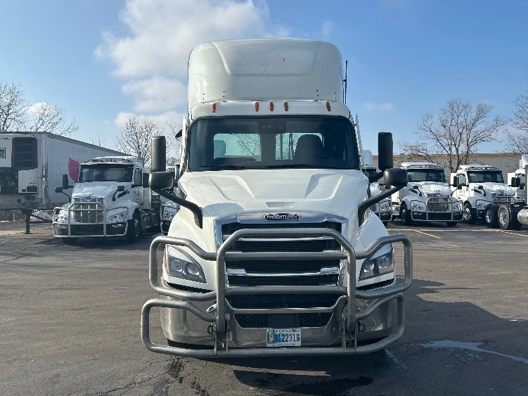 2020 Freightliner Cascadia in La Porte, IN — photo 2
