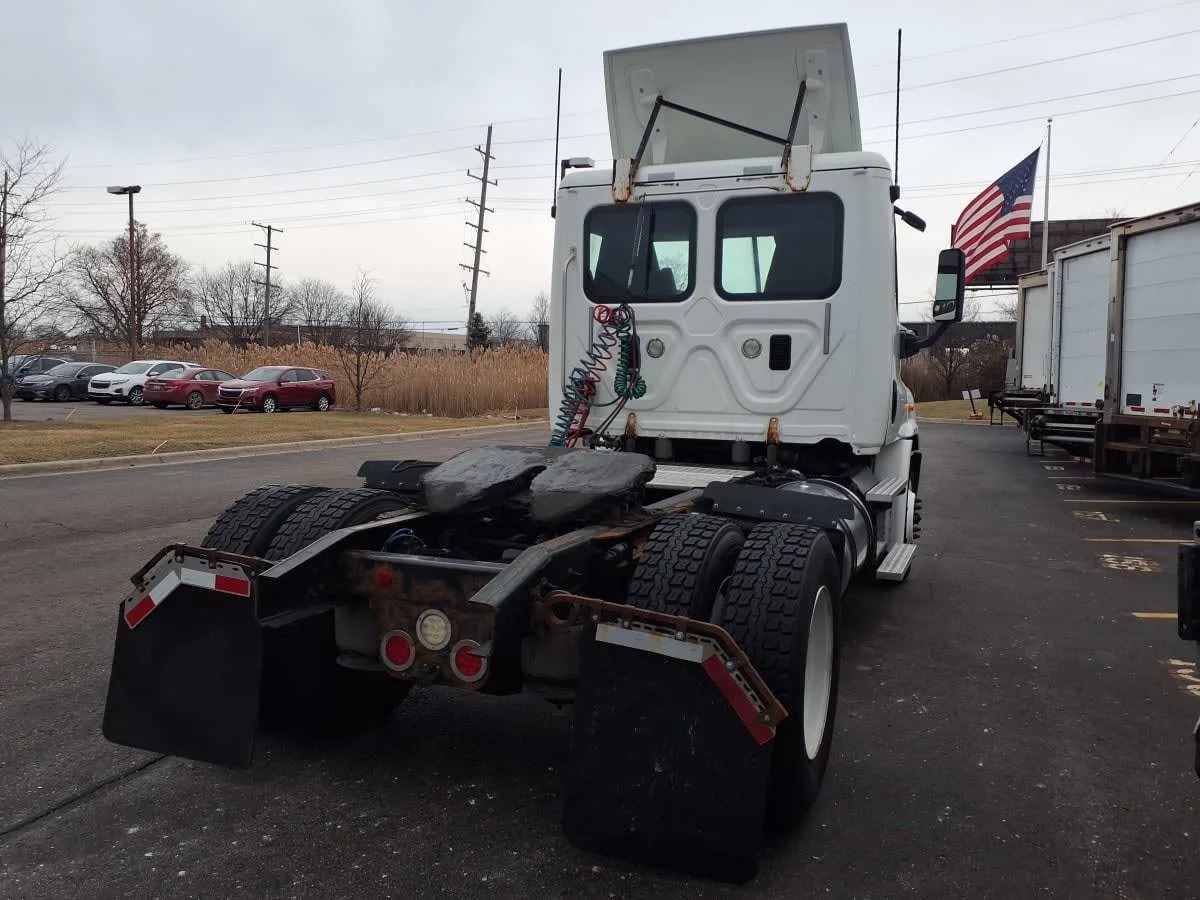 2016 Freightliner Cascadia - image 4