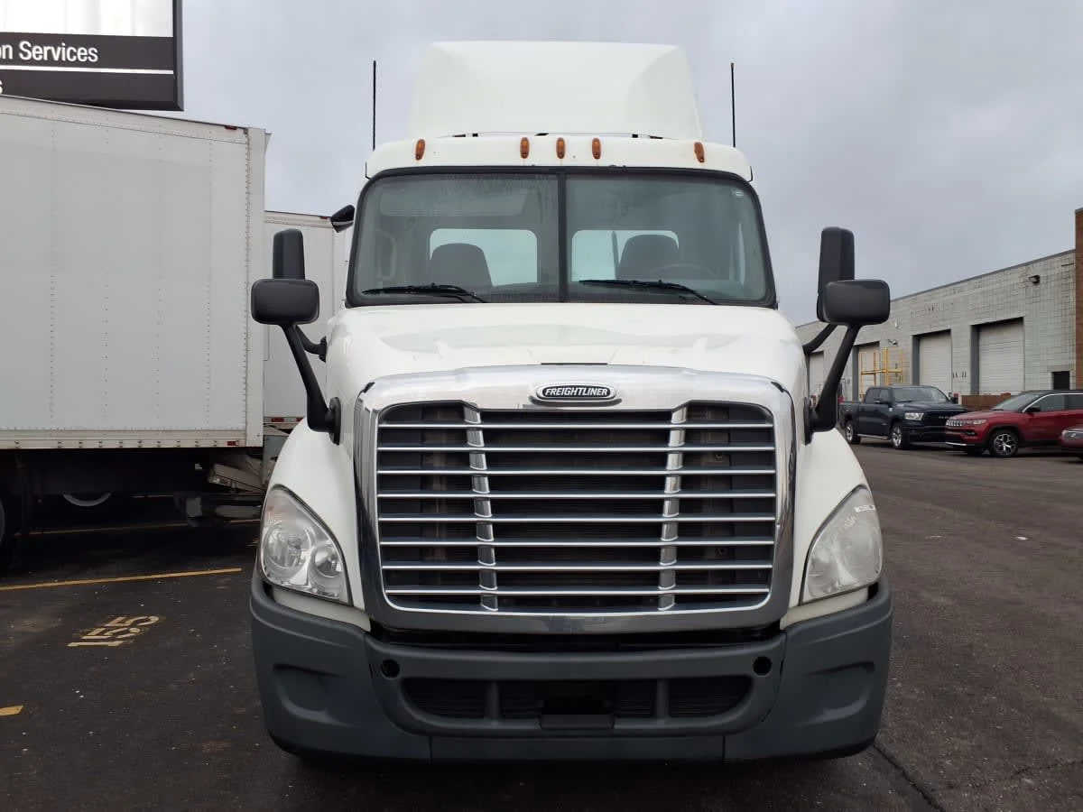 2016 Freightliner Cascadia - image 2
