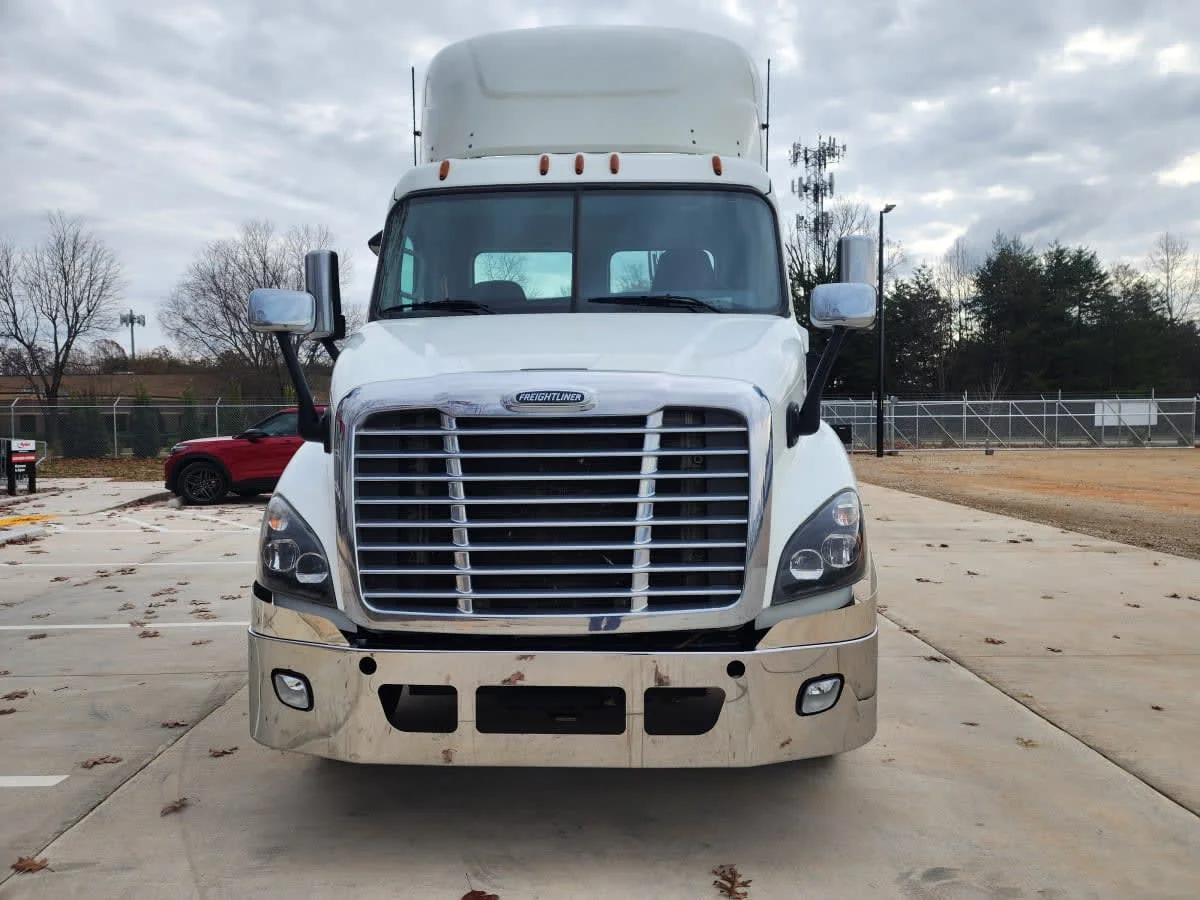 2018 Freightliner Cascadia - image 2