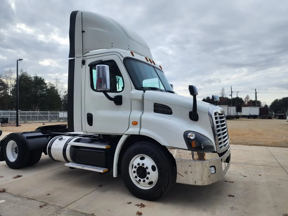 2018 Freightliner Cascadia - image 3