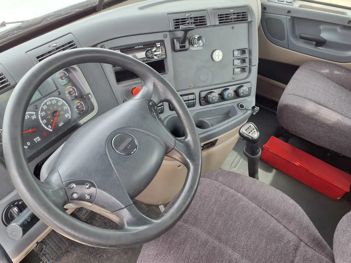2017 Freightliner Cascadia - image 7