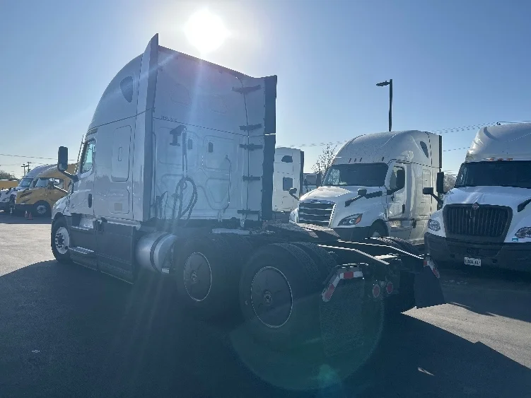 2023 Freightliner Cascadia in Fontana, CA — photo 5