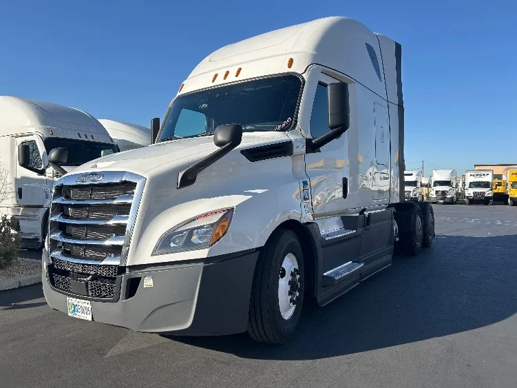 2023 Freightliner Cascadia in Fontana, CA — photo 3