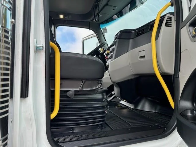 2027 Peterbilt 589 - image 20
