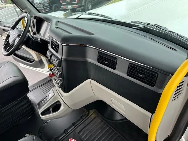 2027 Peterbilt 589 - image 22