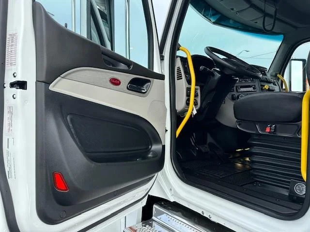 2027 Peterbilt 589 - image 10