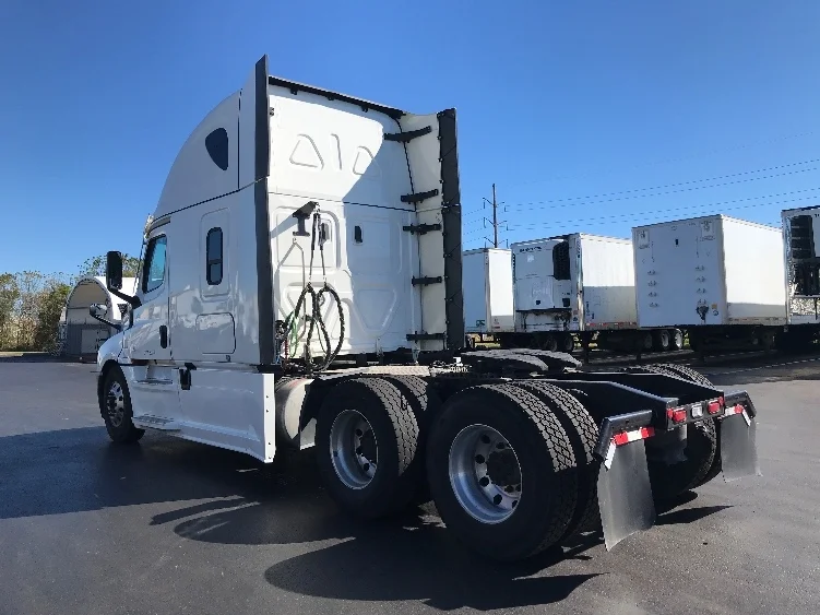 2022 Freightliner Cascadia in Allentown, PA — photo 5