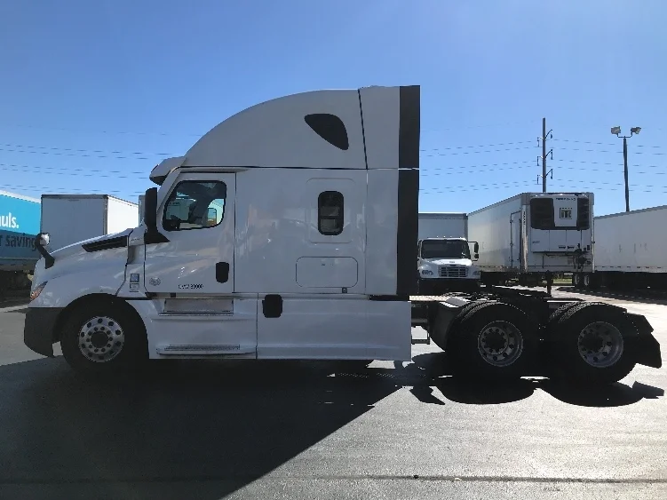 2022 Freightliner Cascadia in Allentown, PA — photo 4