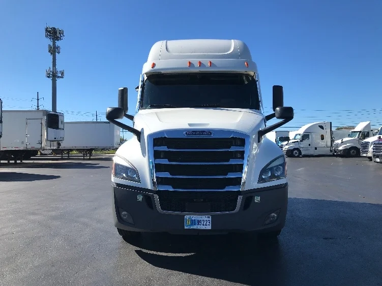 2022 Freightliner Cascadia in Allentown, PA — photo 2