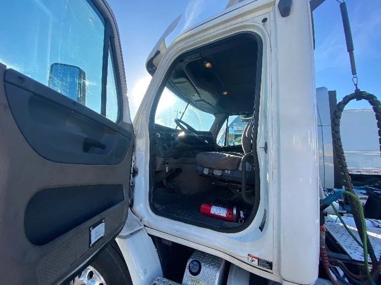 2018 Freightliner Cascadia - image 9