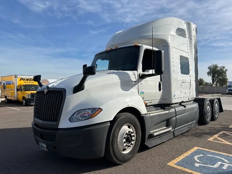 2023 International LT in Kansas City, MO — photo 3