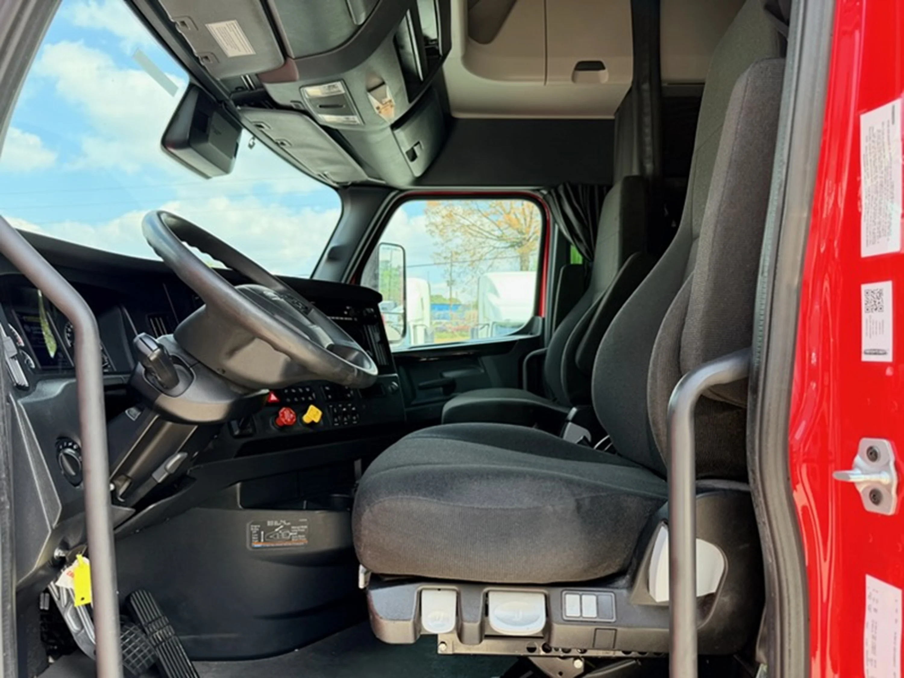 2023 Freightliner Cascadia - image 7