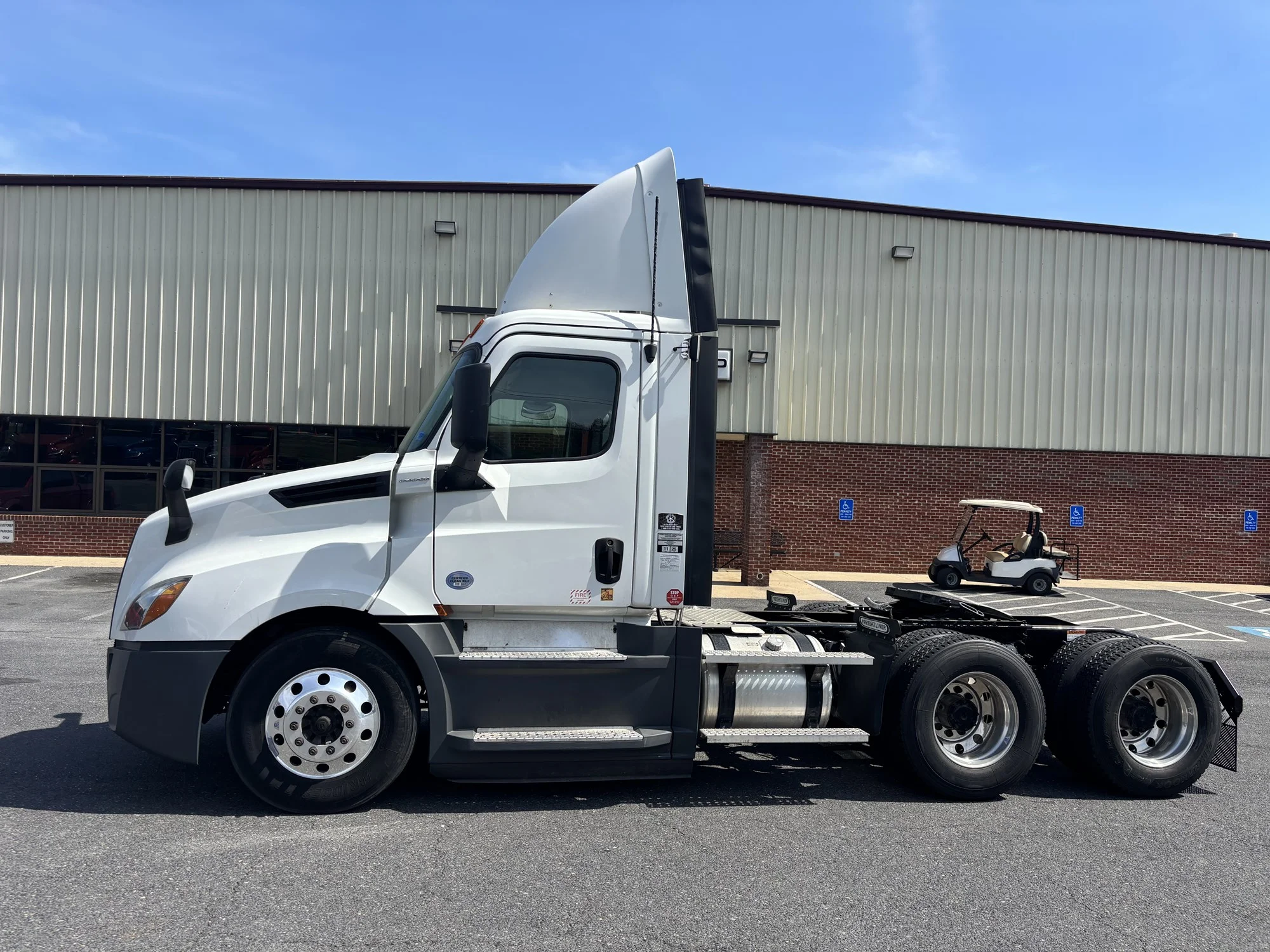 2020 Freightliner Cascadia in Weyers Cave, VA — photo 2