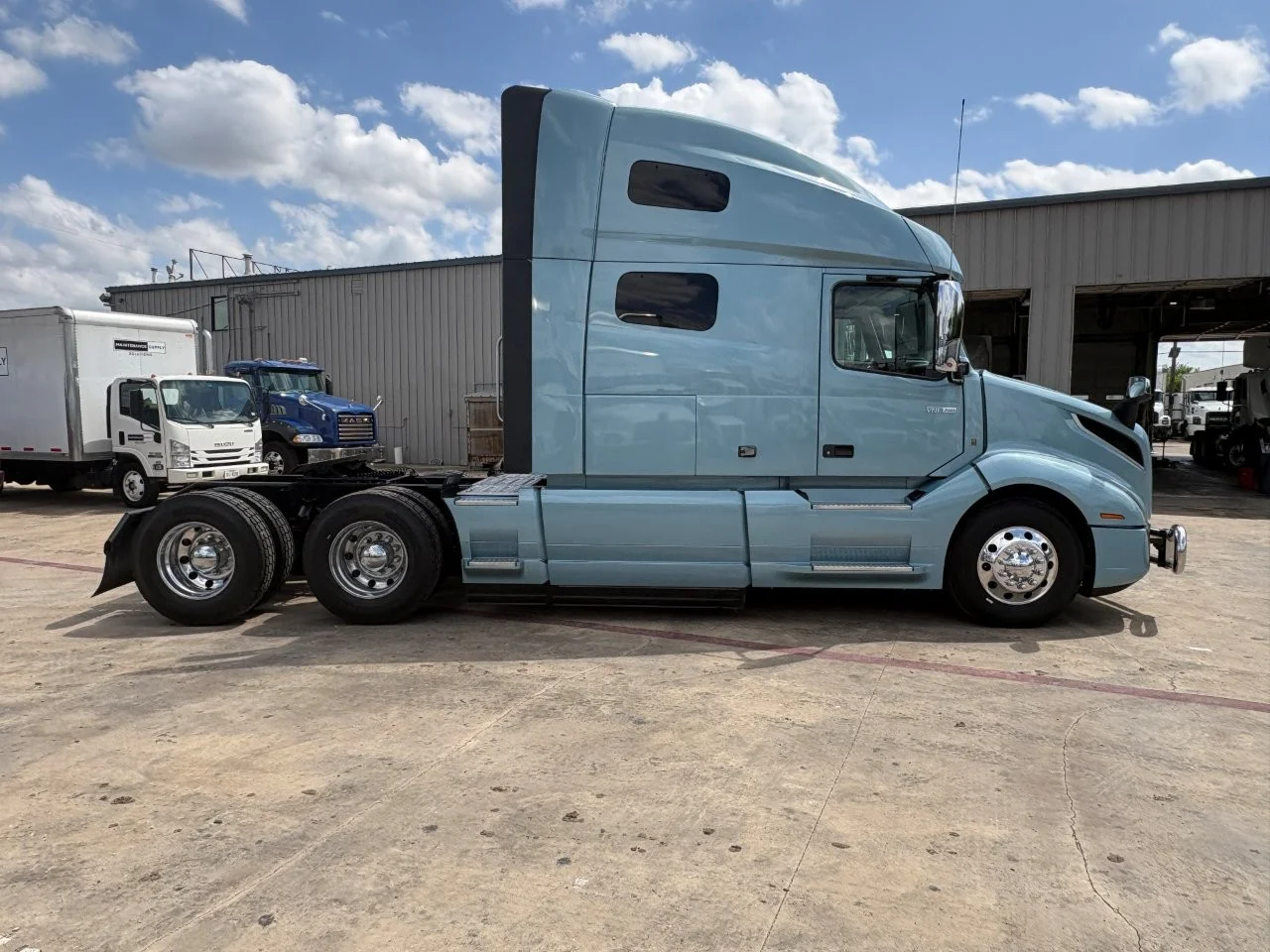 2022 Volvo VNL 760 in Dallas Irving Blvd, TX — photo 4