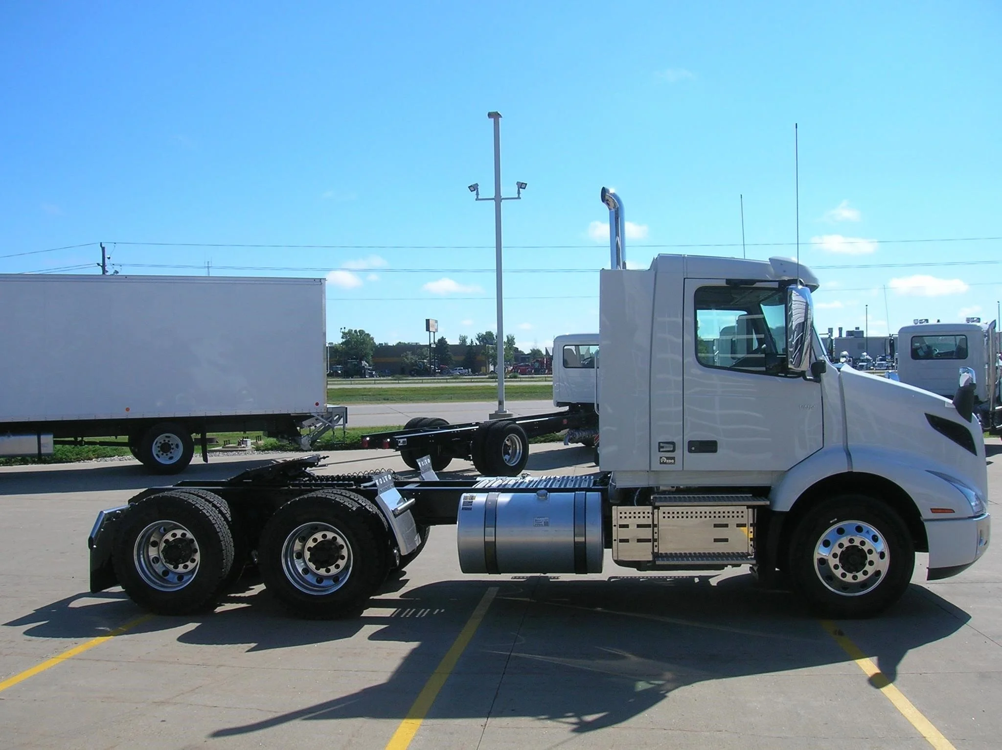 2026 Volvo VNR 640 - image 4