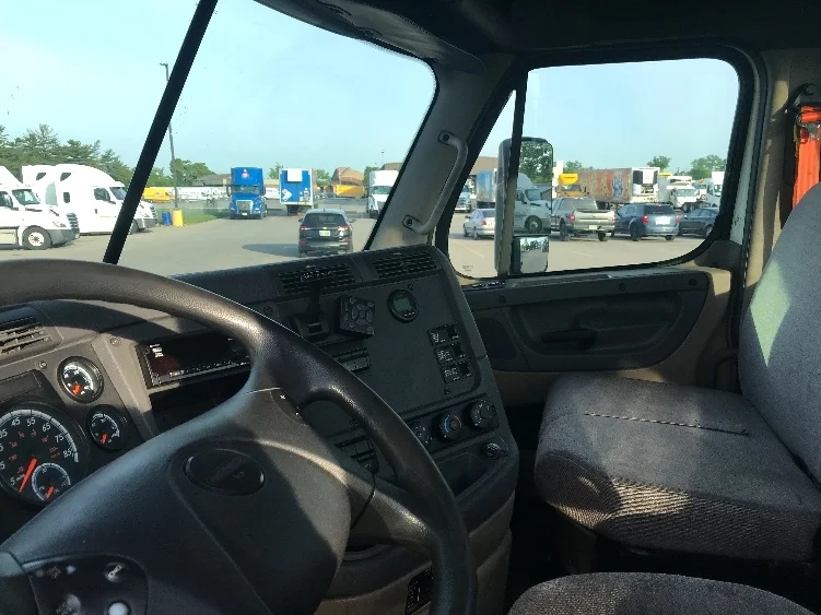 2017 Freightliner Cascadia - image 10