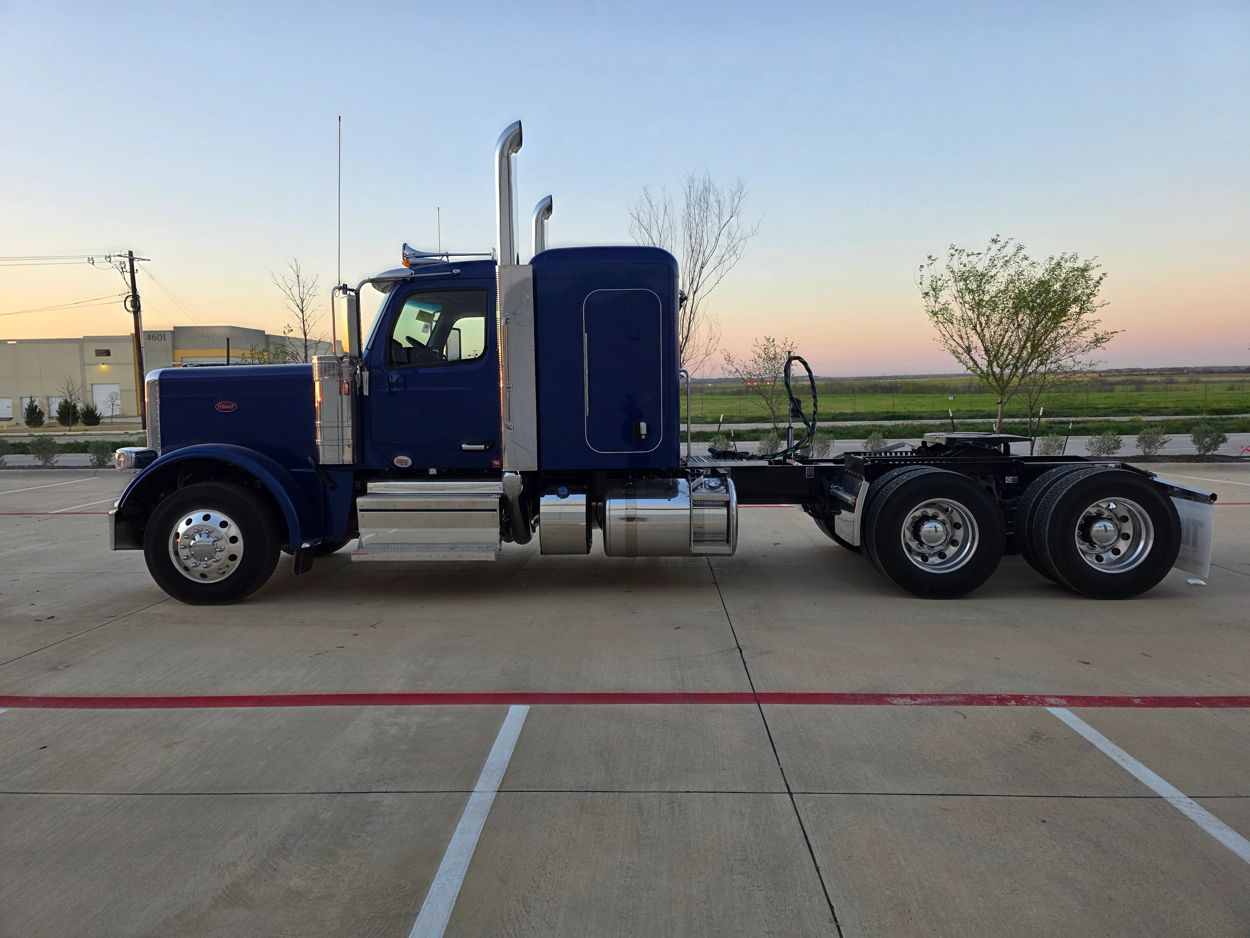 2027 Peterbilt 589 in Evansville, IN — photo 2