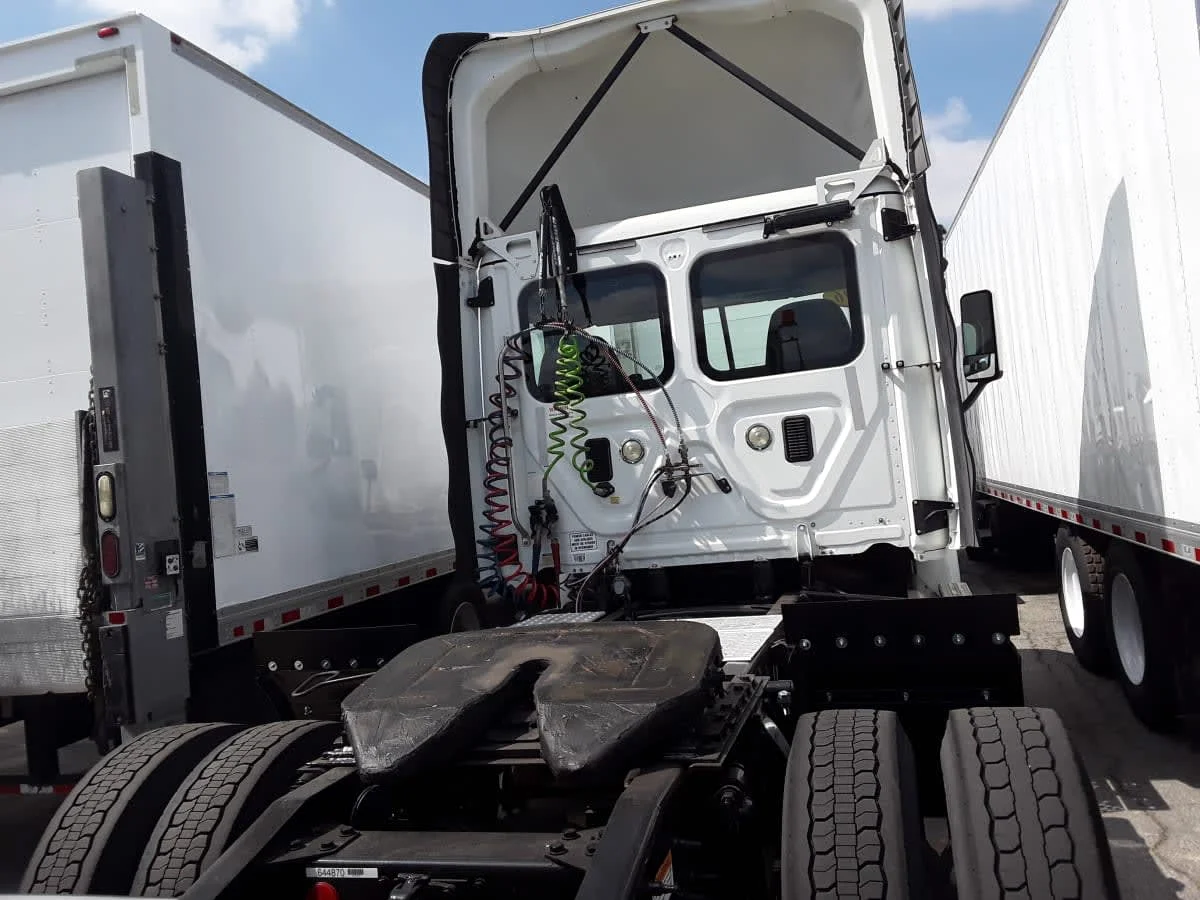 2016 Freightliner Cascadia - image 5