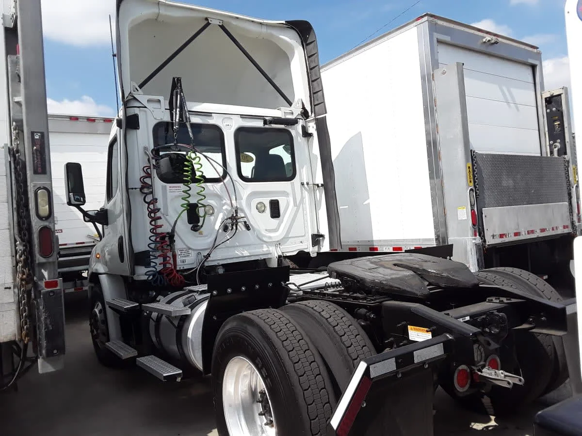 2016 Freightliner Cascadia - image 6