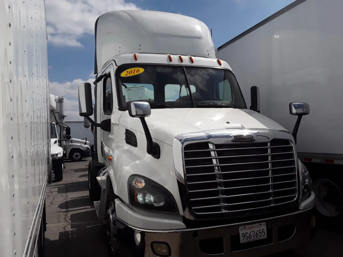 2016 Freightliner Cascadia - image 3
