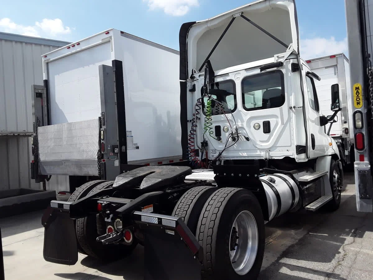 2016 Freightliner Cascadia - image 4