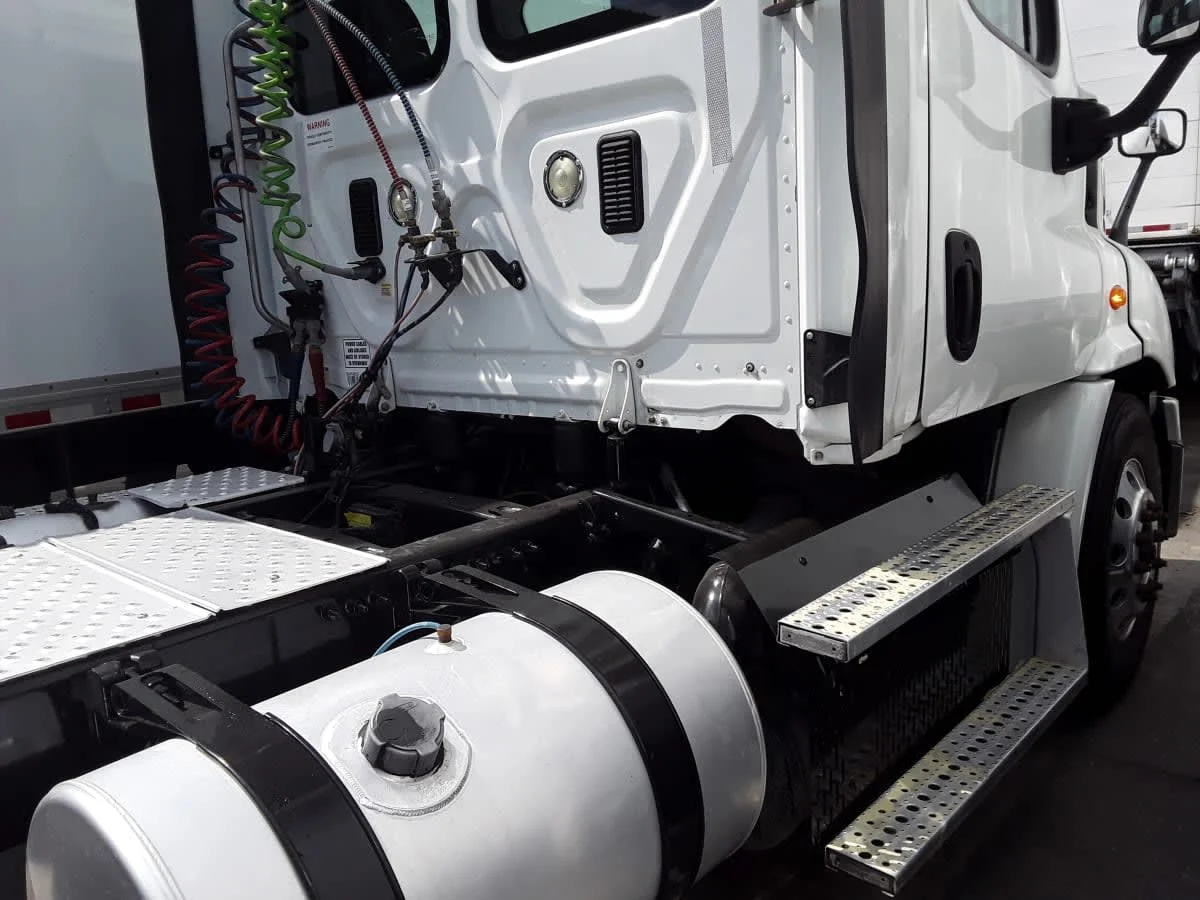 2016 Freightliner Cascadia - image 11