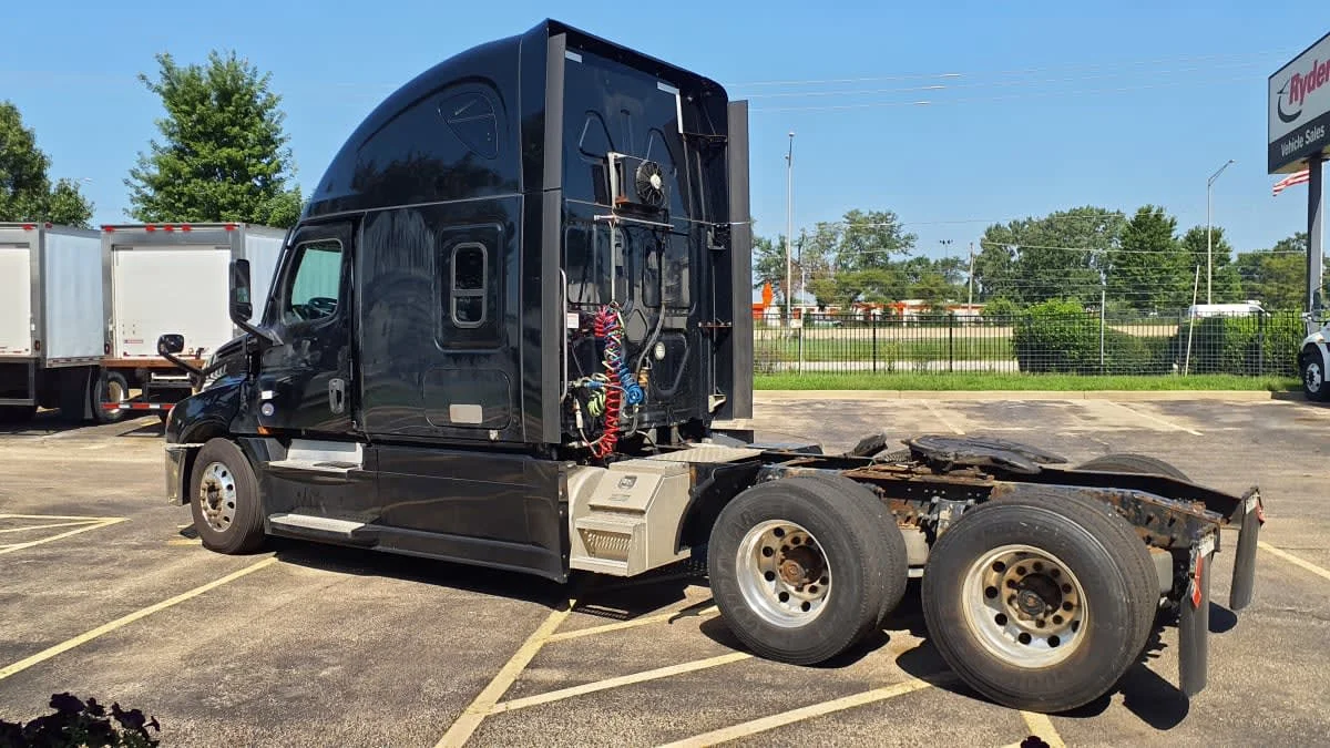 2021 Freightliner Cascadia in Bolingbrook, IL — photo 6