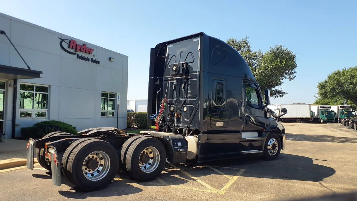 2021 Freightliner Cascadia in Bolingbrook, IL — photo 4