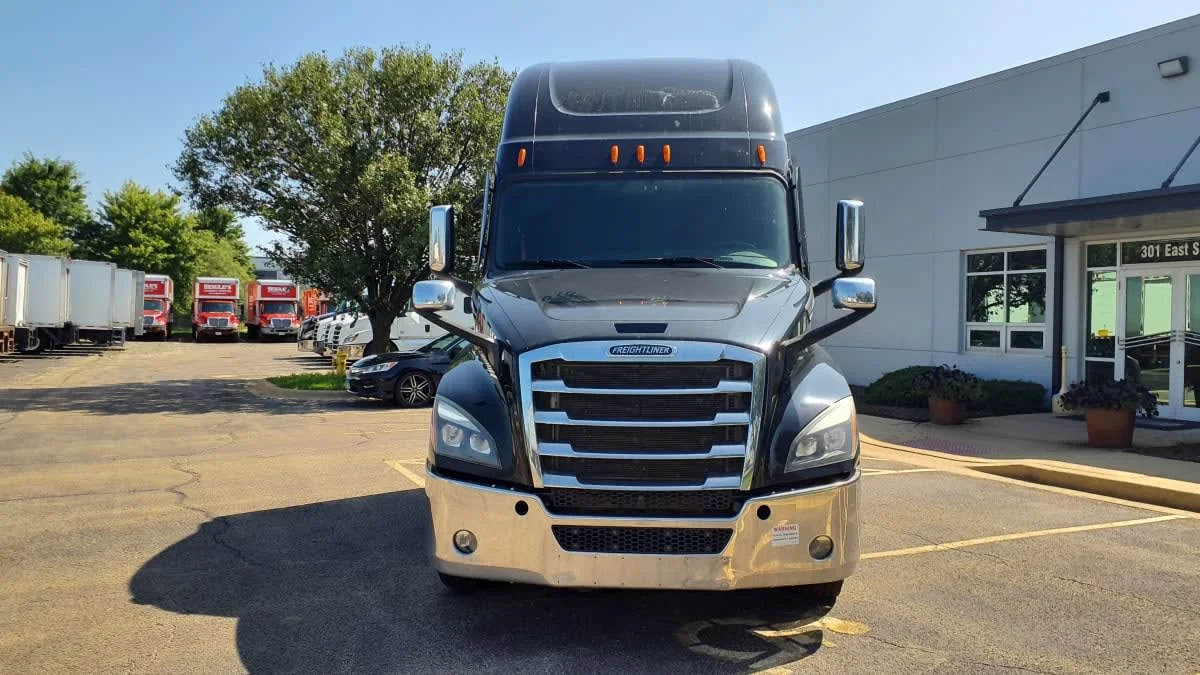 2021 Freightliner Cascadia in Bolingbrook, IL — photo 2