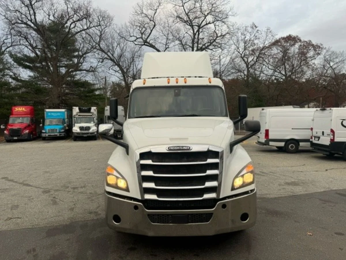 2019 Freightliner Cascadia in Springfield, MA — photo 2