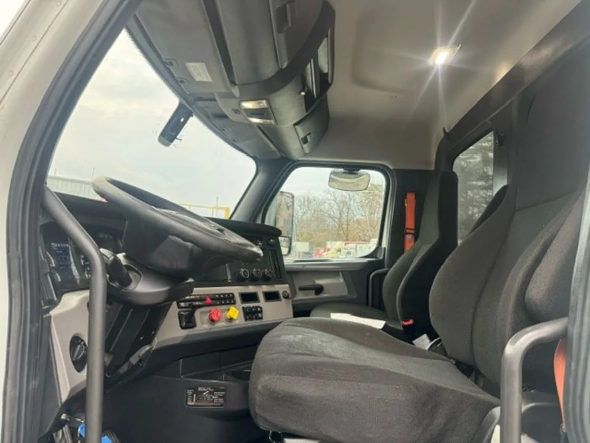 2019 Freightliner Cascadia in Springfield, MA — photo 11
